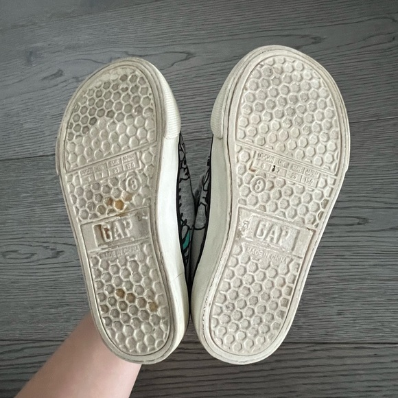 GUC Gap x Peanuts Kids Shoes Size 8 - Picture 4 of 5